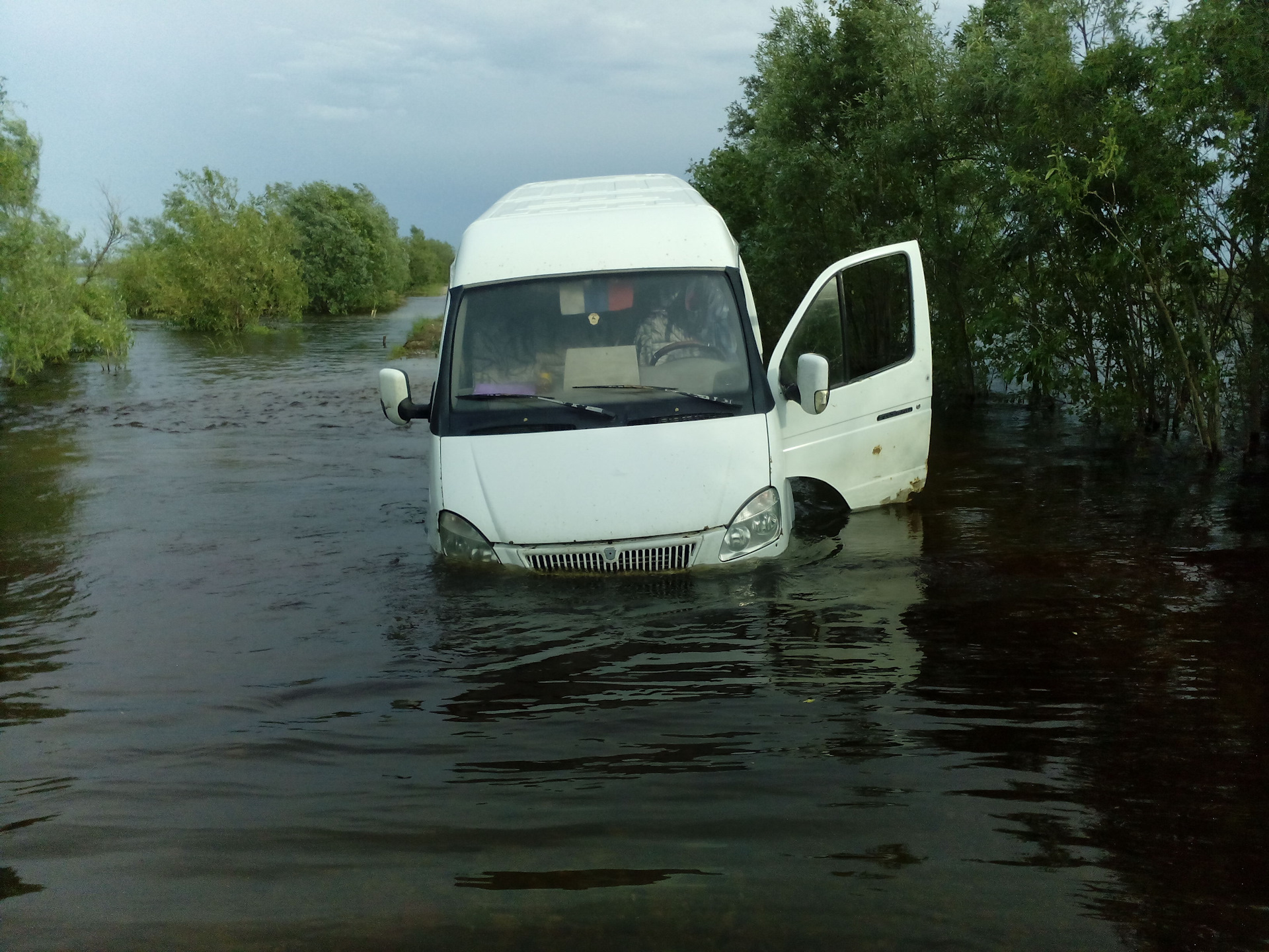 Газель едет по воде