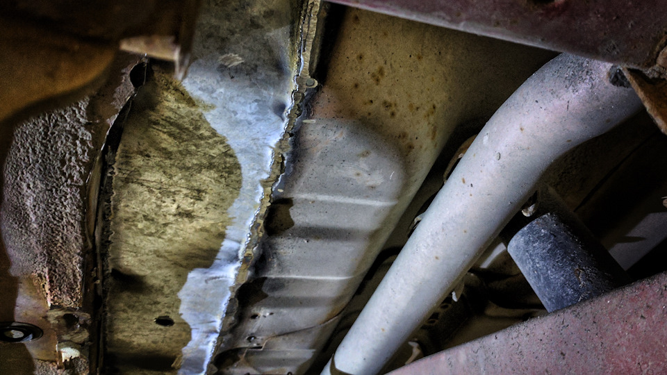 Снизу тоже держится — Suzuki Jimny (1G)