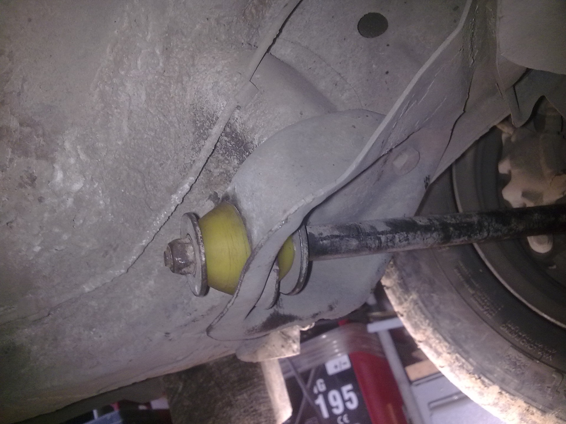 Замена втулок реактивных тяг — Volvo 340, 1,6 л, 1986 года | своими ...