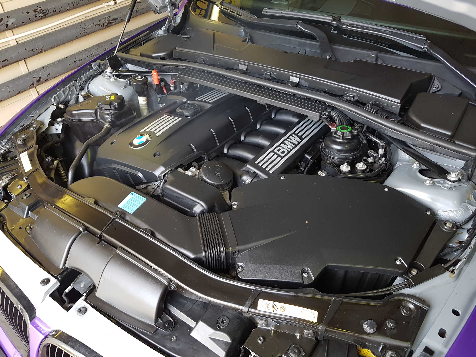 Бмв м4 под капотом. Моторный отсек мазда сх5. Audi 200 под капотом. Подкапотка мазда 3 бк. Hyundai i30 двигатель.