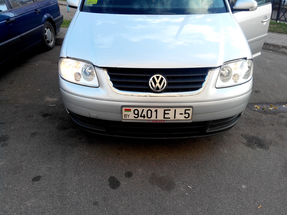 Volkswagen touran как поменять лампочку Замена лампочки ближнего света в головной фаре - Volkswagen Touran (1G), 2 л, 20