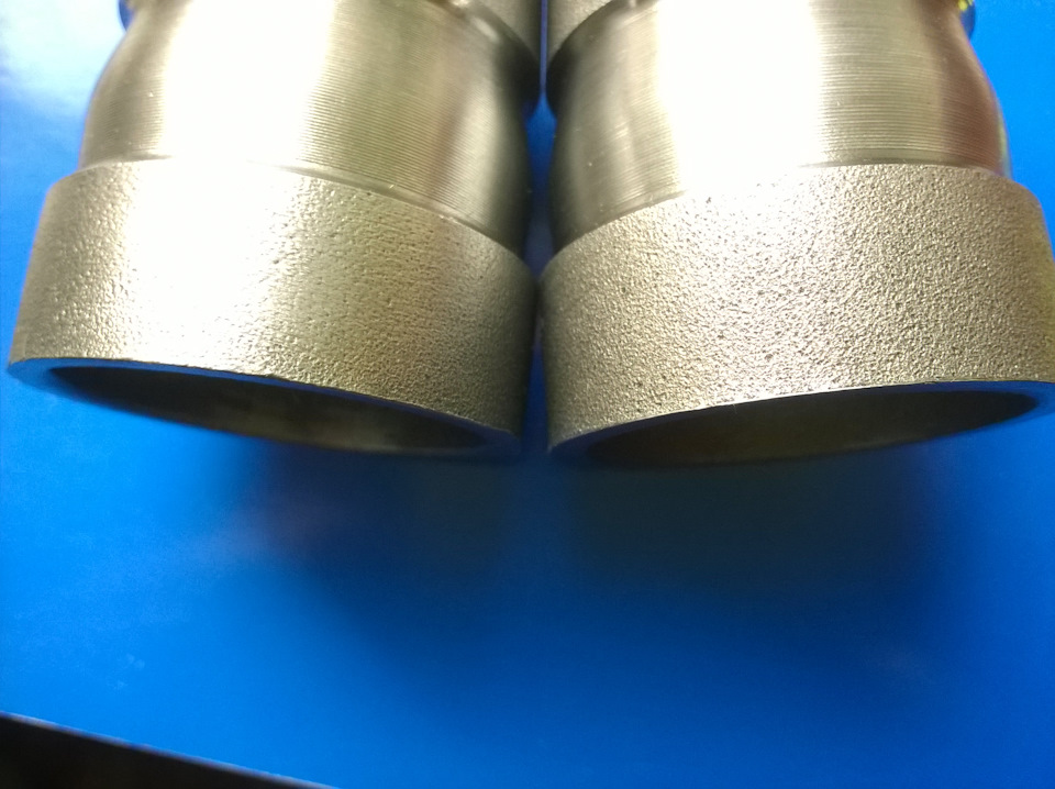 Слева — после вибрации, справа — нормальный износ — Lada 21041