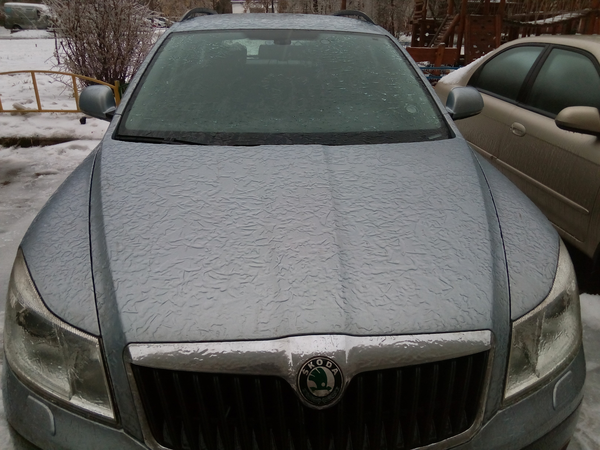 Потолок ледяной, дверь скрипучая (ледяной дождь, хорошее VS плохое) — Skoda  Octavia Scout A5 Mk2, 1,8 л, 2010 года | фотография | DRIVE2