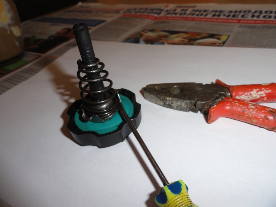 снимаем пружину чтоб развернуть резинку — Volvo C70 (1G)