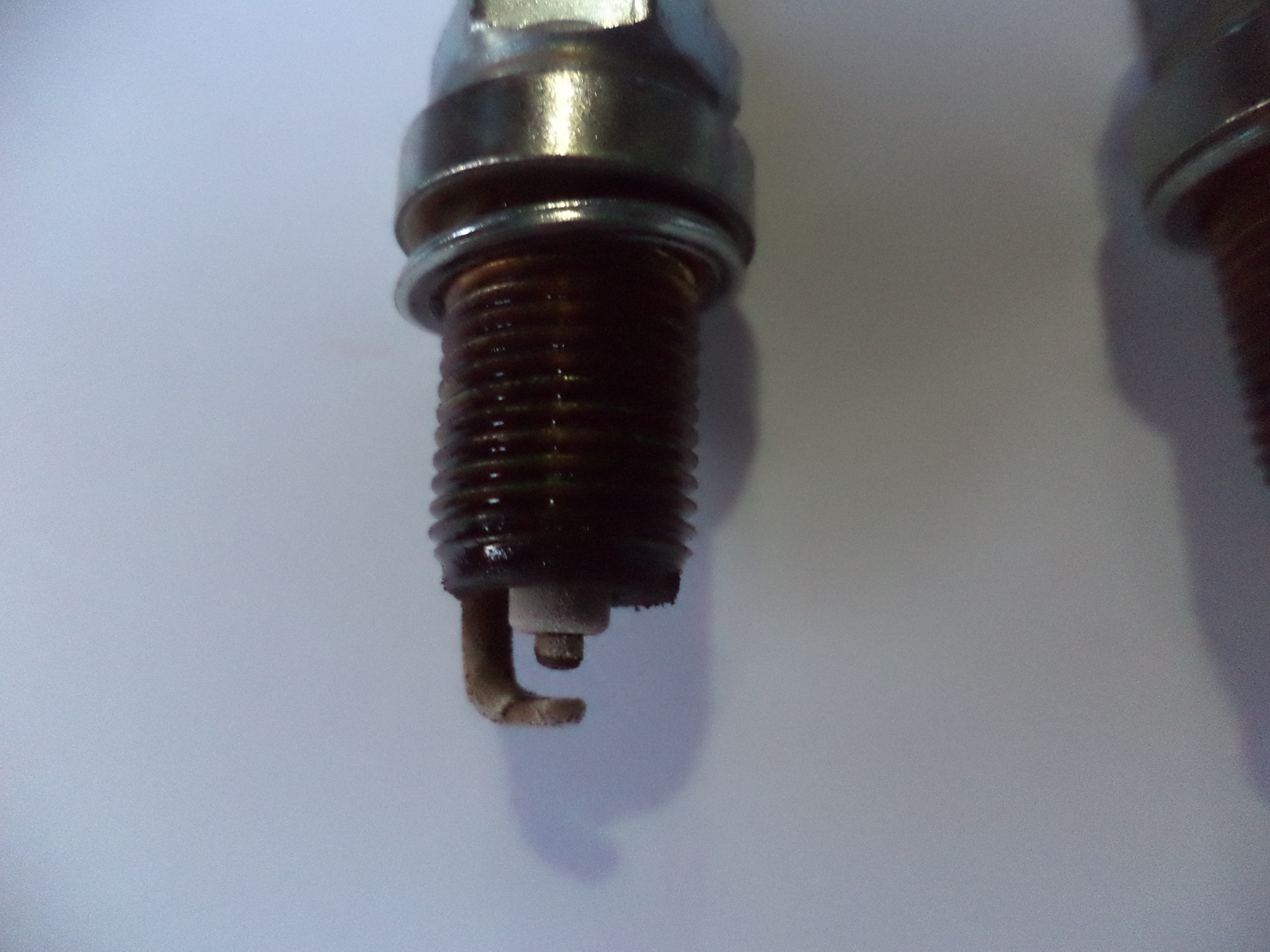 Свечи змз зазор. Свечи змз зазор. Змз 402 зазор свечей. Свечи зажигания газель 402 двигатель. Газ 402 зазор на свечах зажигания.