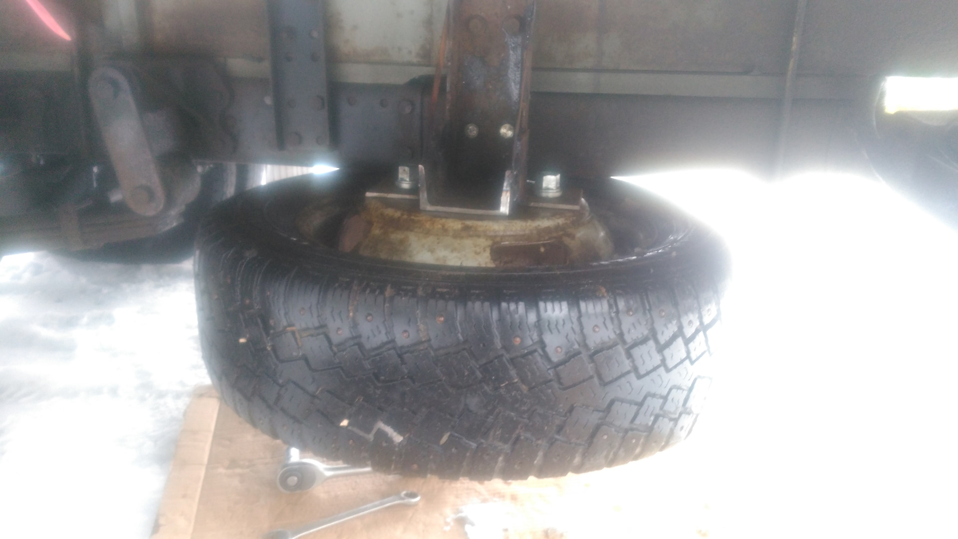 Газ 3308 крепление запасное колесо. Кронштейн крепления запасного колеса газель некст. Кронштейн под запаску на газель. Держатель запасного колеса газель некст. Кронштейн запаски газель 2705.