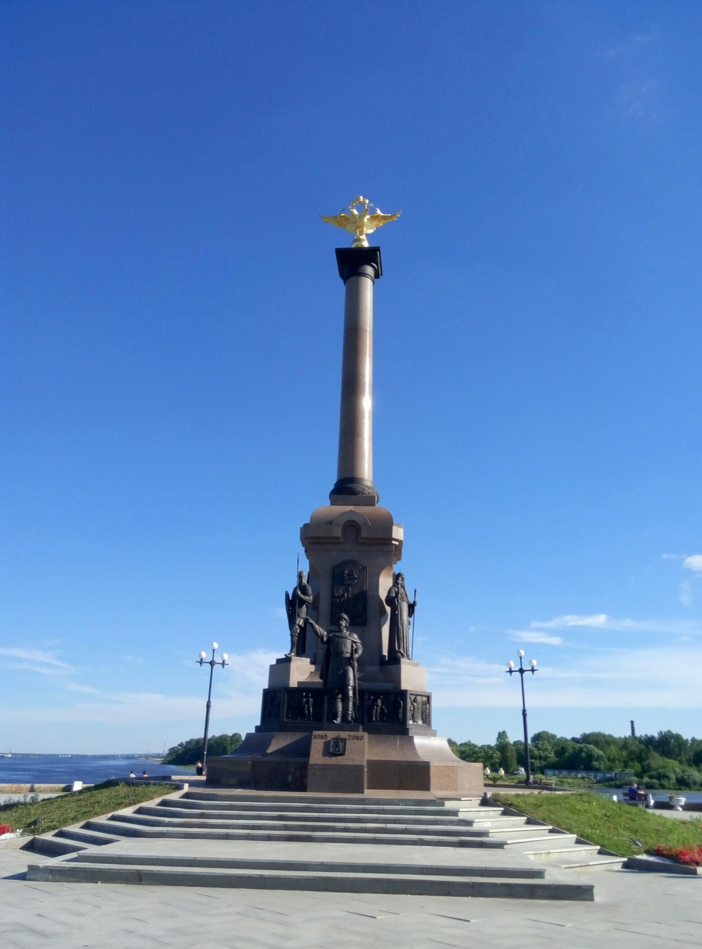 Ярославль 14 июля. Памятник 1000-летию ярославля. ярославль памятник тысячелетию города. ярославль стрелка памятник.