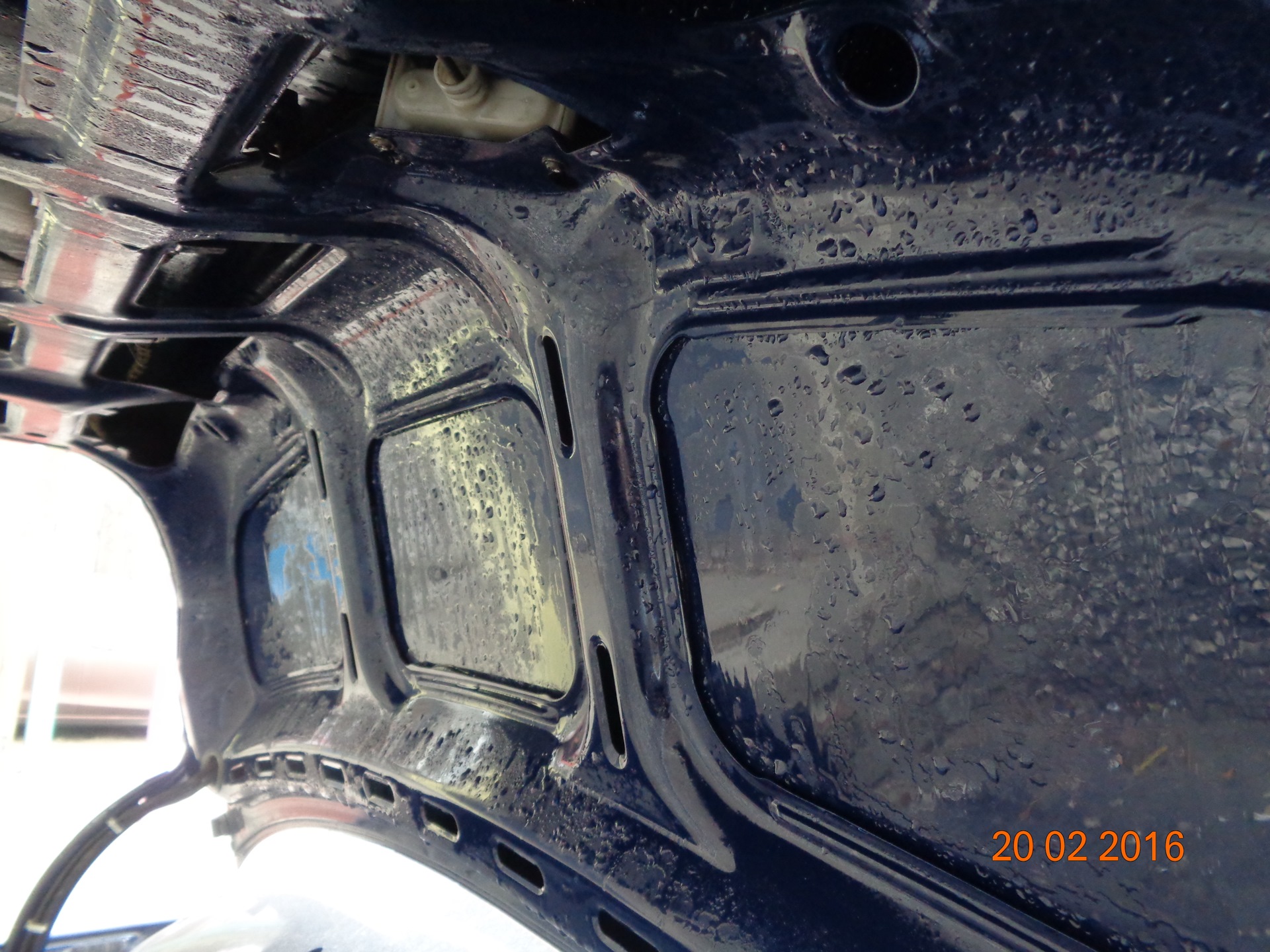 Потеет багажник — Volkswagen Passat B4, 1,8 л, 1994 года | помощь на ...