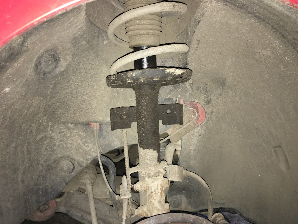 Потекла стойка — Renault Clio III, 1,2 л, 2006 года | поломка | DRIVE2