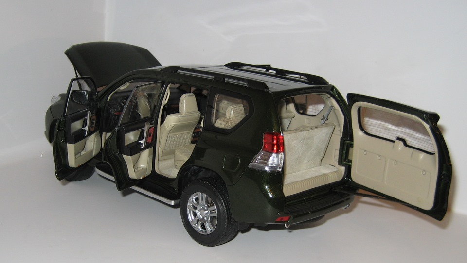 Toyota land cruiser 200 игрушка открываются двери