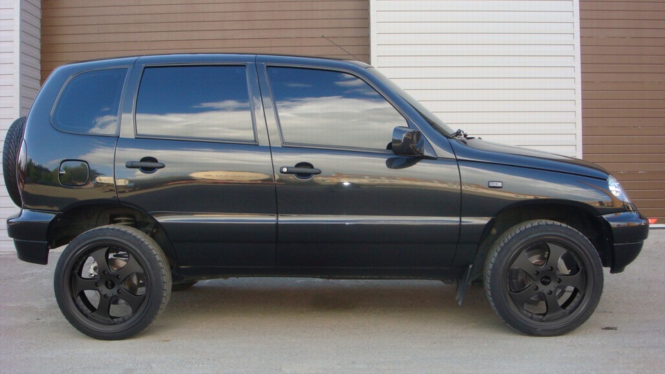 Chevrolet Niva черная