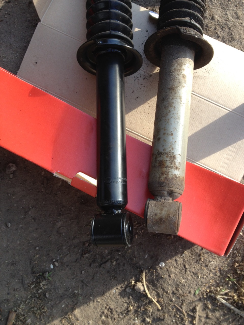 Задняя стойка ваз 2112. Задние стойки ваз 21 12. Замена задних амортизаторов 2112. Снятие заднего амортизатора ваз 2110. Драйв 2 ваз 2110 задние амортизаторы.