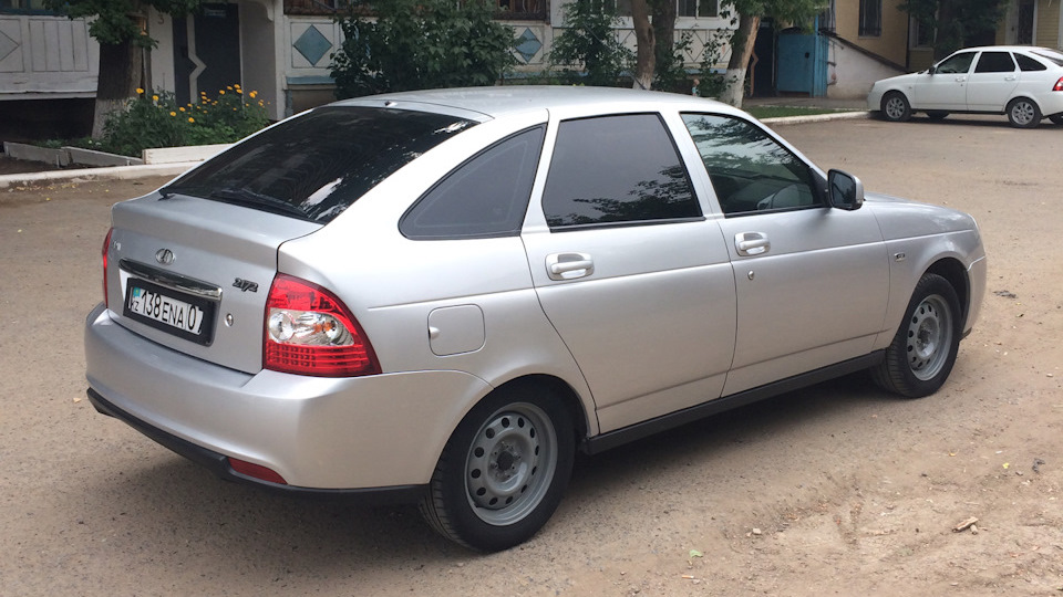 Серебристая Lada Priora хэтчбек 2009