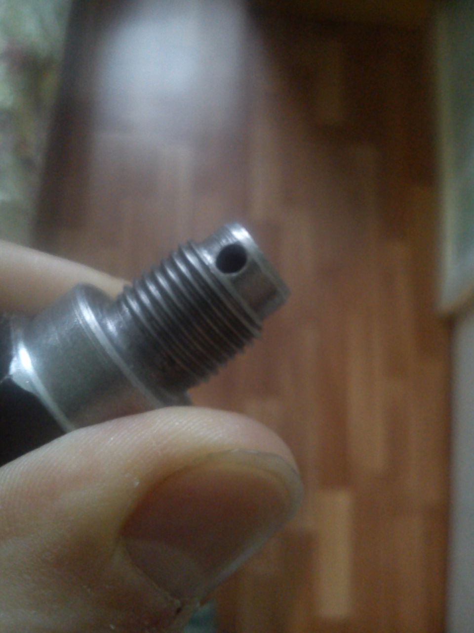 Фиксатор на ввертыш. Как выкрутить ввертыш. Как поставить ввертыш под свечу газ 66. Как выкрутить ввертыш. Выкрутить обломанную свечу.