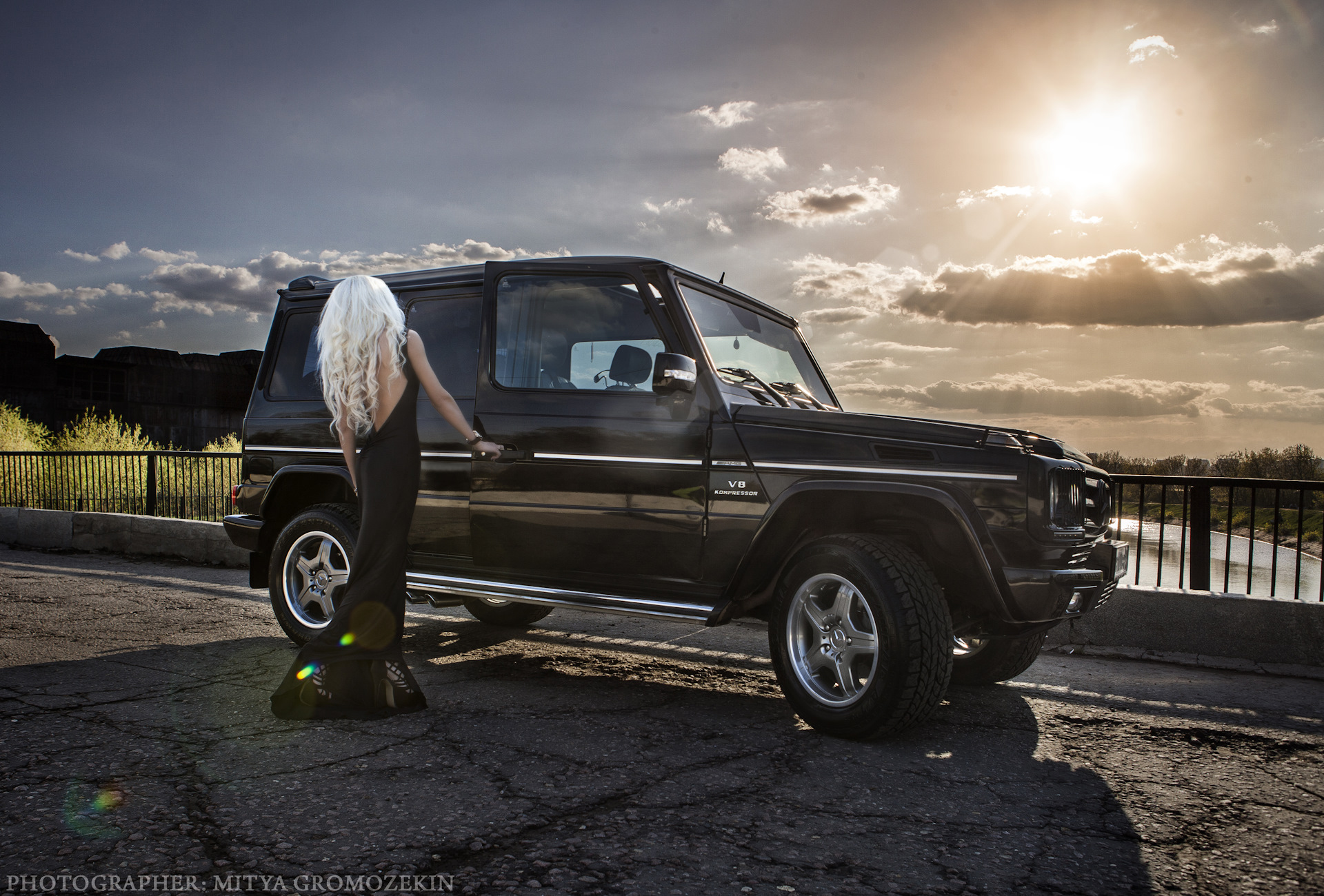 Mercedes Benz Gelandewagen and girls