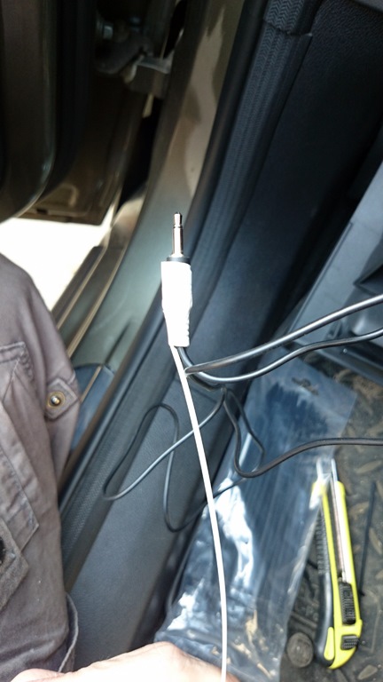 Без нейлоновых протяжек тянуть провода не очень удобно. Я использовал хомутик как жалкое подобие протяжки. — Ford Mondeo IV