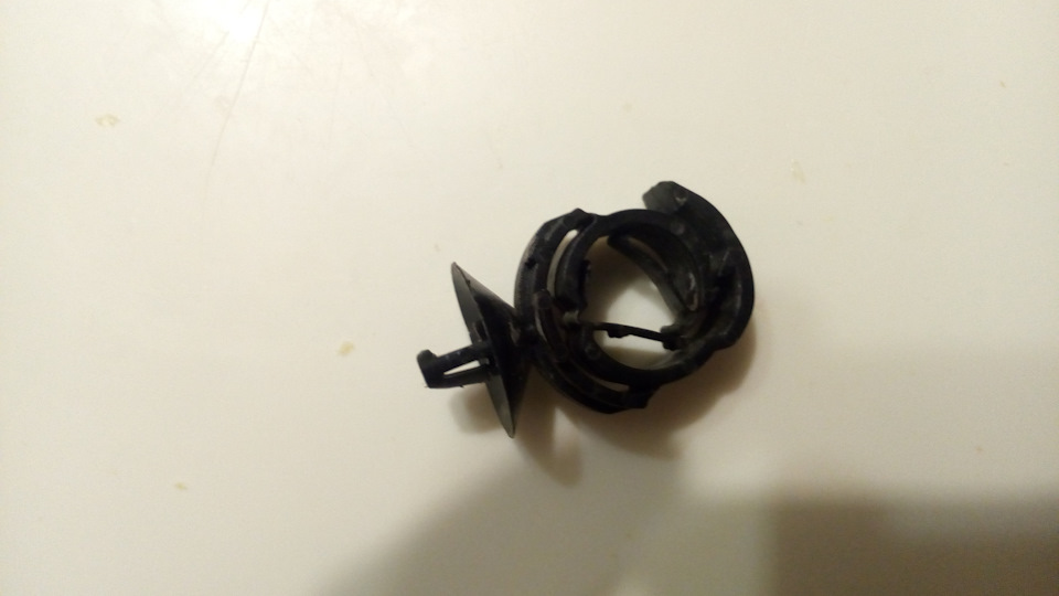 Подскажите код клипсы-держателя тонкой трубки кондея — Renault Laguna ...