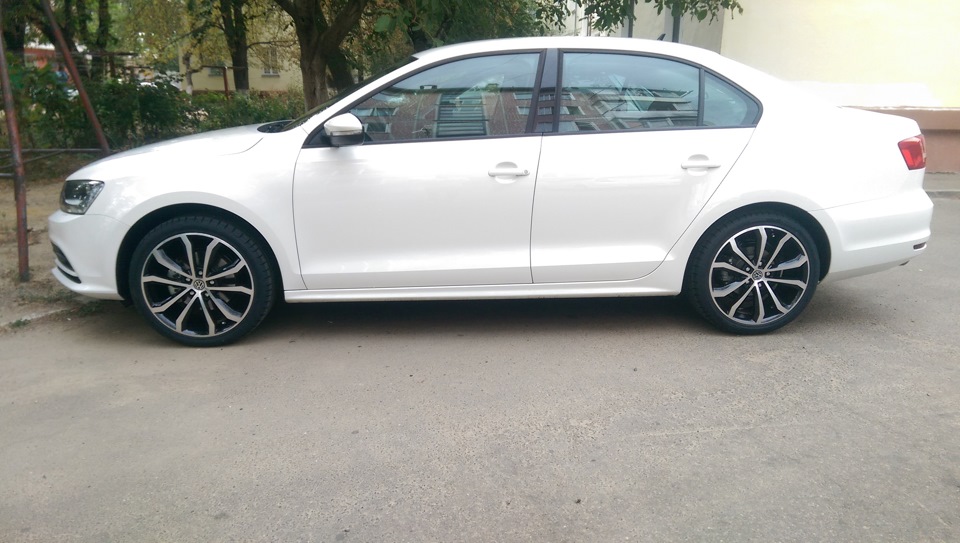 Белый Volkswagen Jetta 6 на литье r16