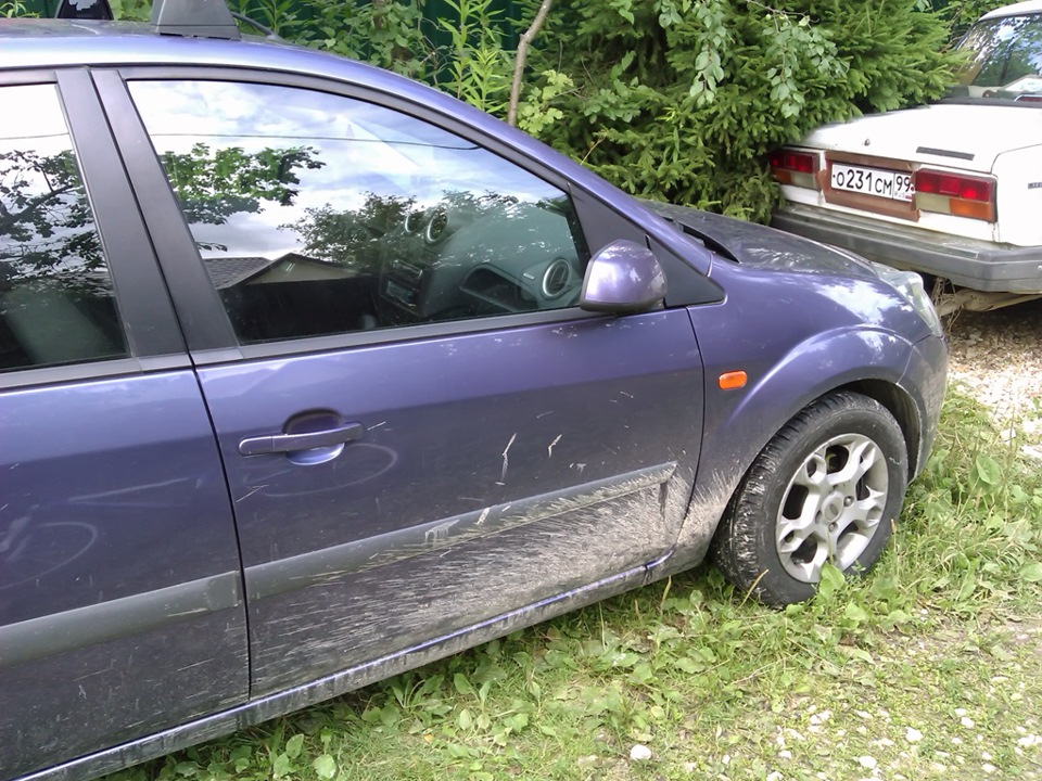 Брызговик, мне срочно нужен брызговик… — Ford Fiesta (Mk V), 1,6 л ...