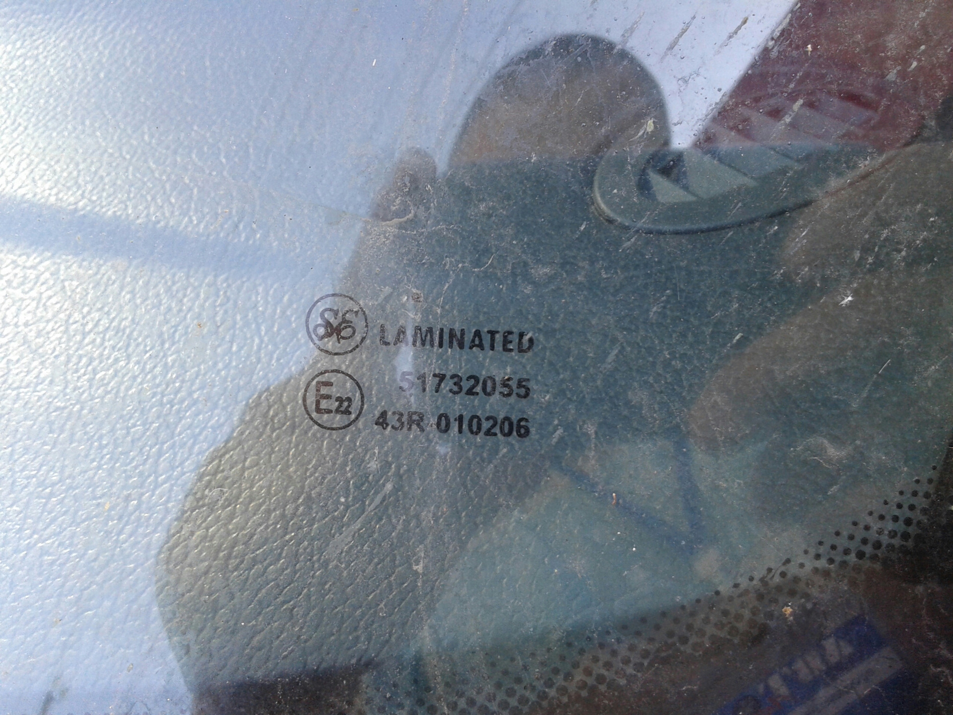 Замена лобового стекла — Lada Приора седан, 1,6 л, 2011 года | своими ...