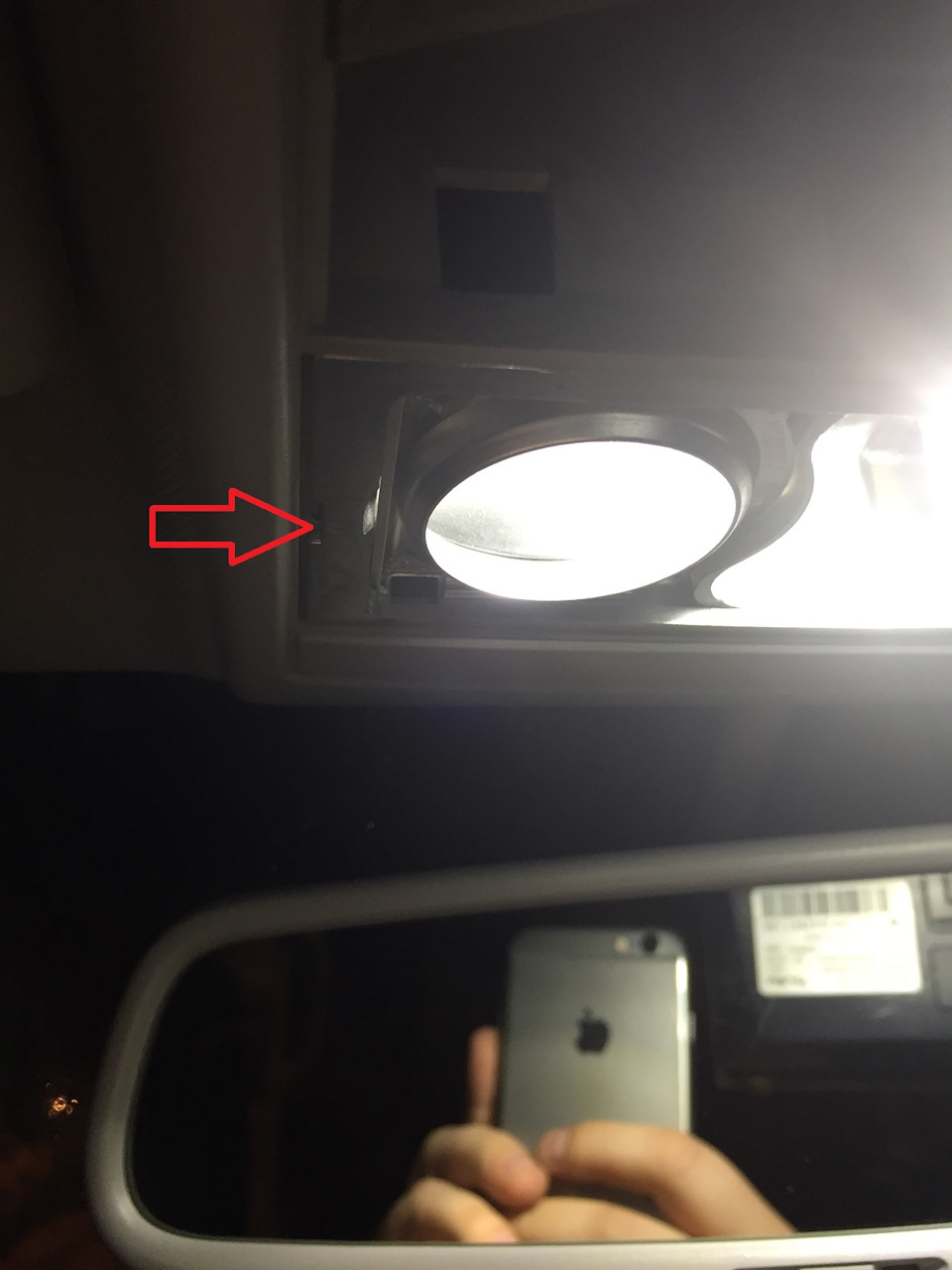 Тонкой отверткой отгибается зажим и плафон выпадает. — Volkswagen Multivan (T5)