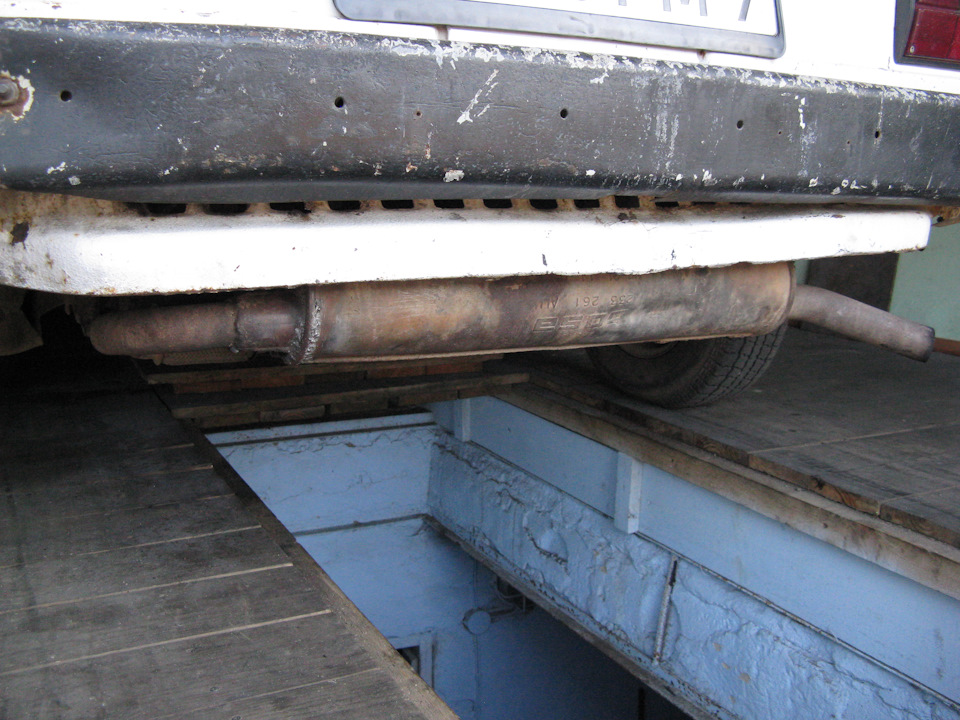 Если вглядеться, то глушитель — это старый побитый временем bosal, что вроде бы не плохо — Volkswagen Transporter T3