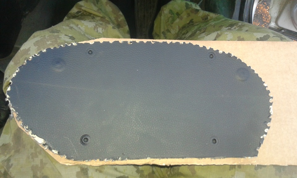 По форме вырезанной из панели части разметил на картоне — Chevrolet Niva (1G)