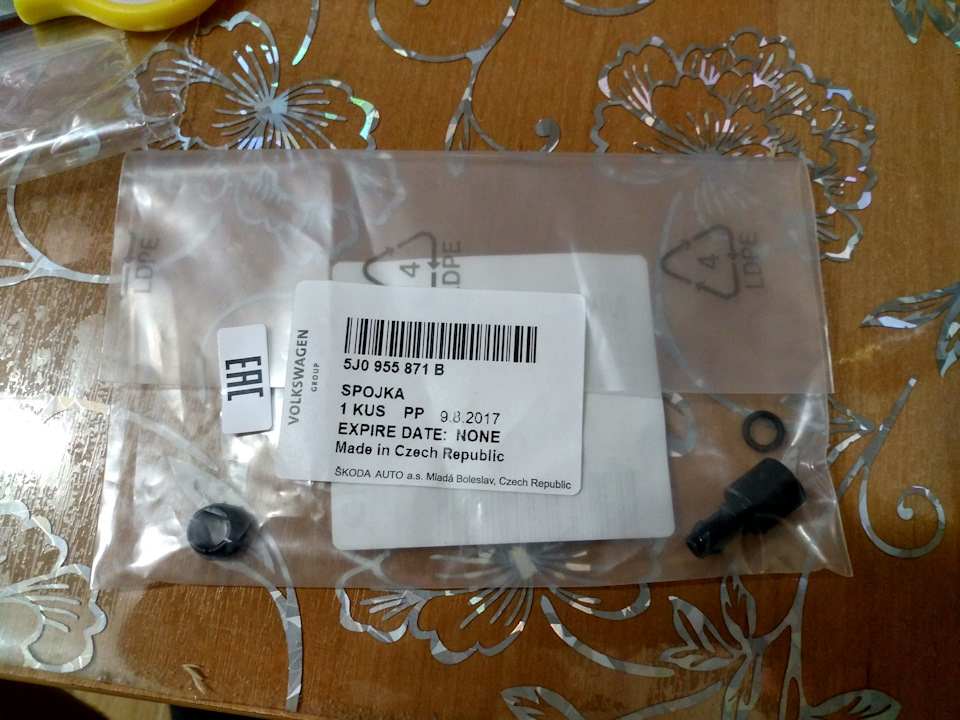 лобовое стекло таурегl7. шланг омывателя лобового стекла туарег нф. штуцер омывателя поло седан.