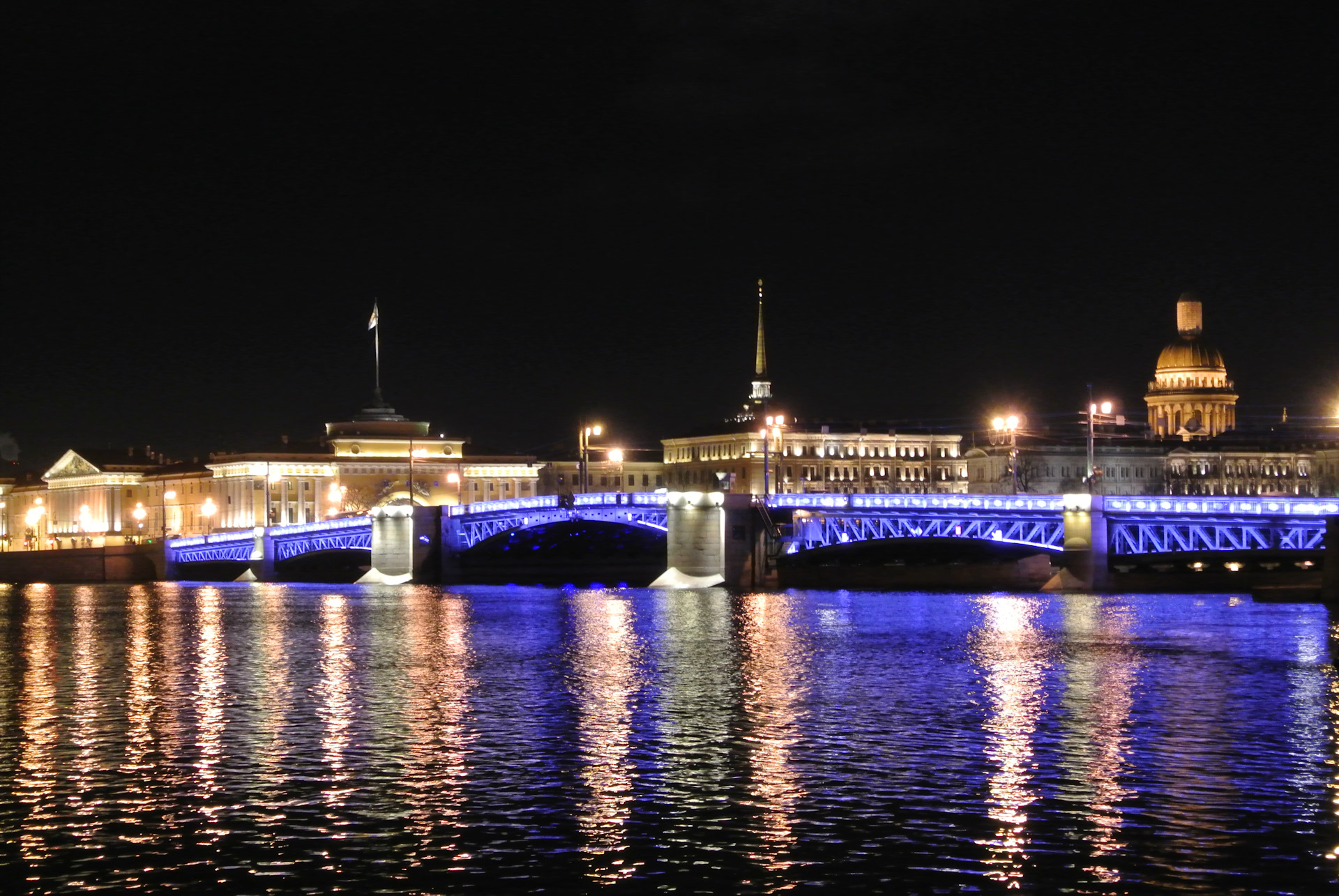 Настоящее время в санкт петербурге. Дворцовый мост в Санкт-Петербурге панорама. Дворцовый мост панорама. Время в Питере.