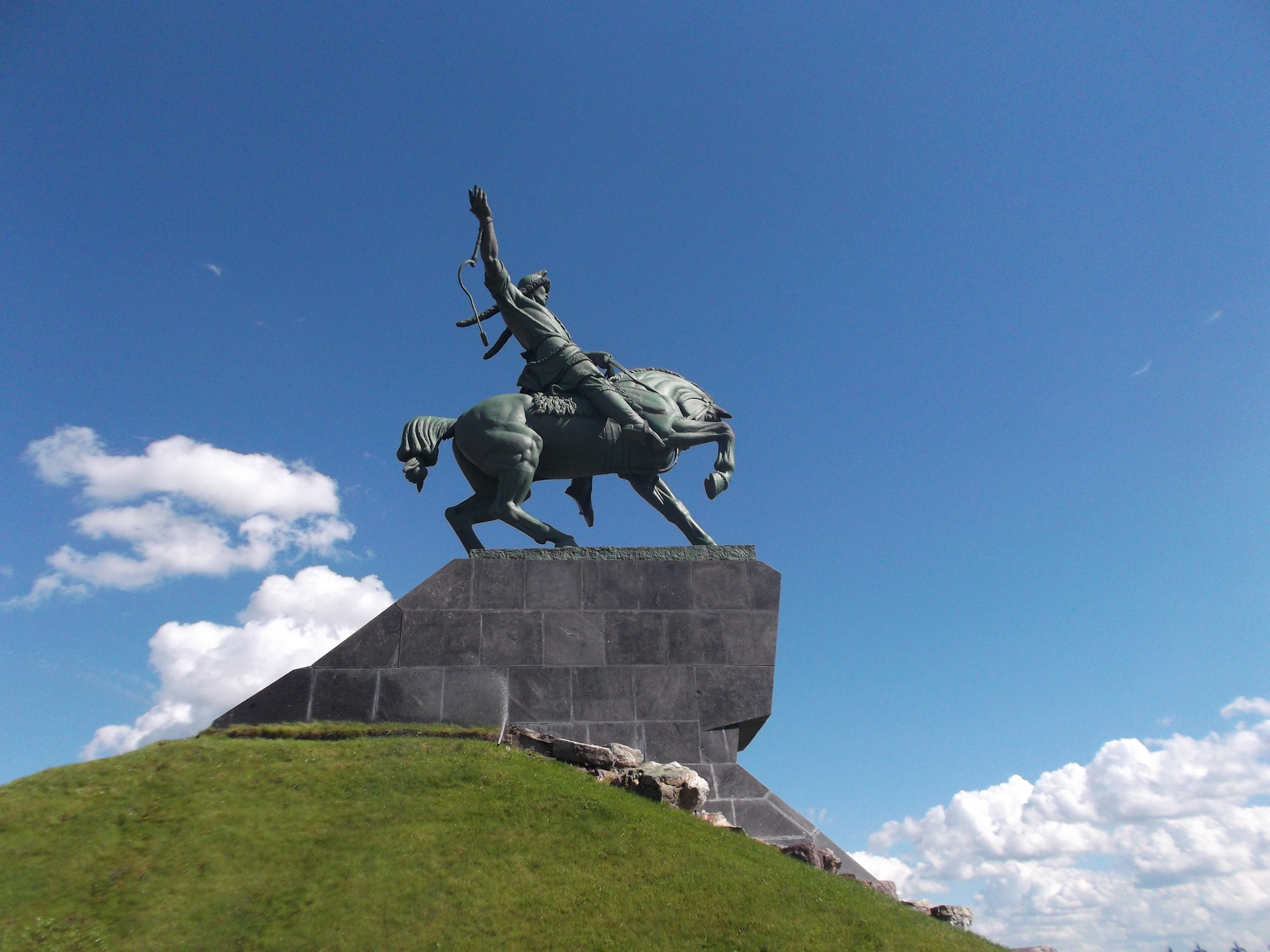 Салават юлаев памятник год. Памятник Салавату Юлаеву. Салават Юлаев памятник сбоку. Памятник Салават Юлаев вертикальный. Салават Юлаев памятник в Стерлитамаке.