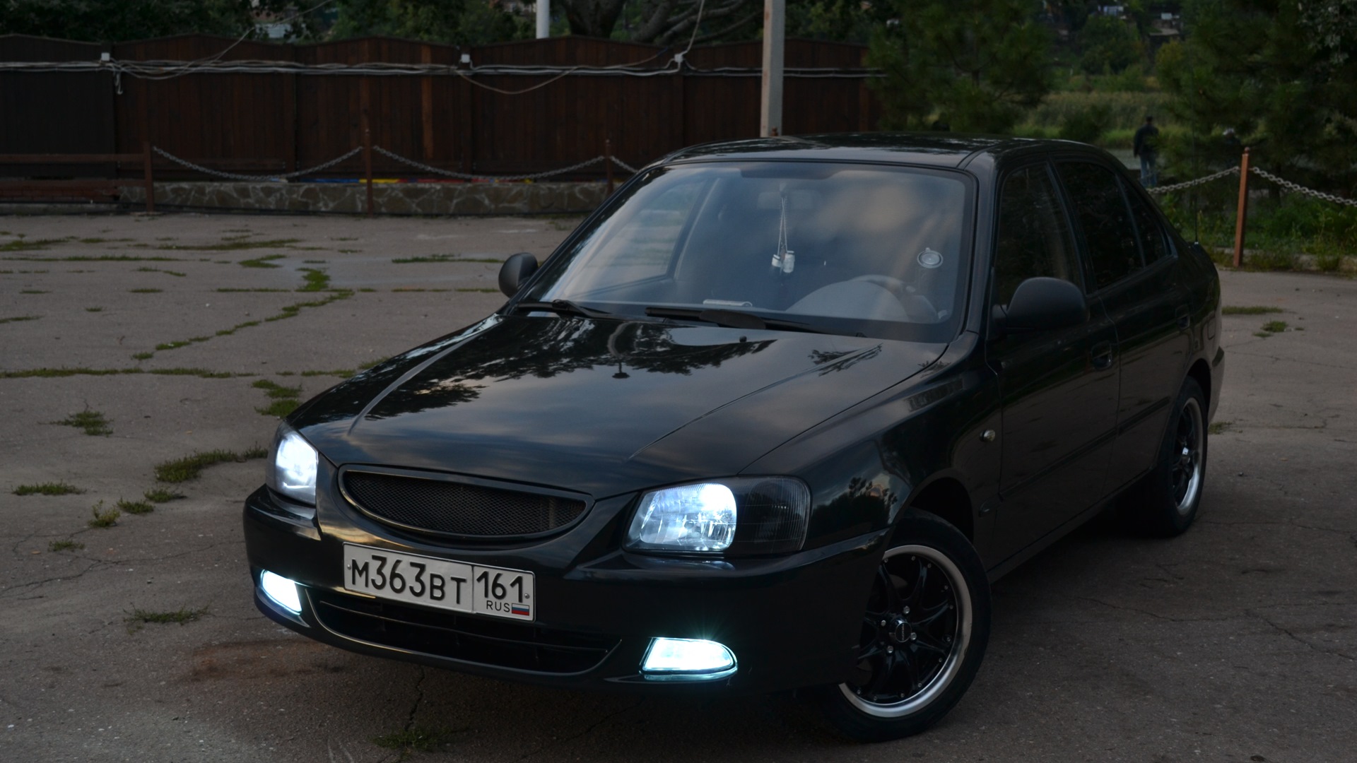 Hyundai Accent 2008 тюнингованный. Hyundai Accent 2008 черный. Хендай акцент черный тонированный. Hyundai Accent черный.