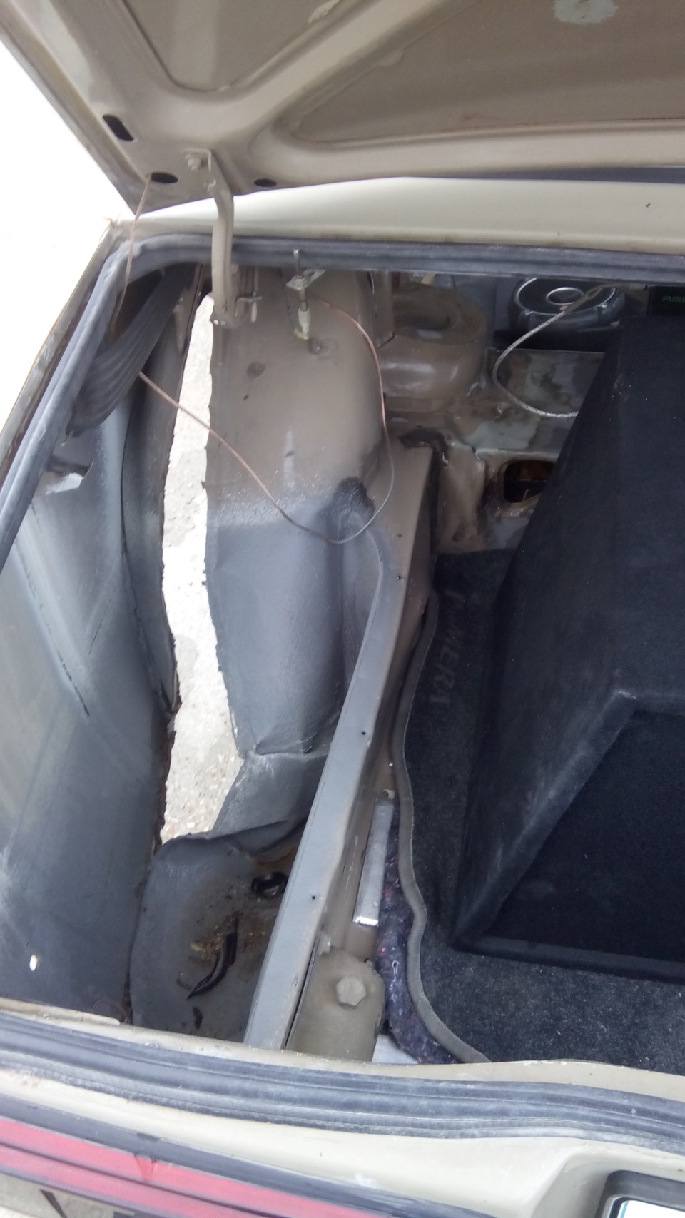 угадал своим задним колесом об переднее колесо Ниссан Премьера) не ...