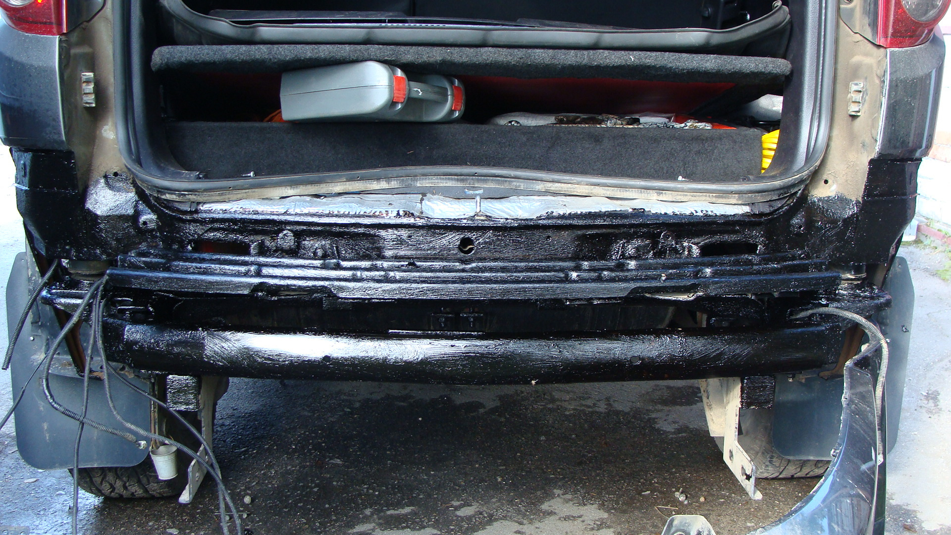 Ланцер 10 без заднего бампера. Чем обработать под бампером. Снятие заднего бампера гольф 5. Что находится под задним бампером. Тигуан 2 без бампера.