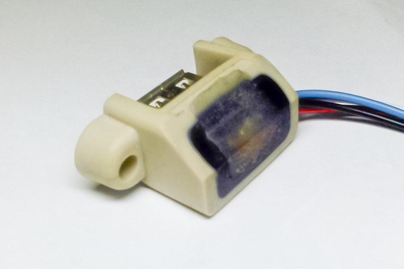 Срезана часть, упиравшаяся в крышу. Провода припаяны и залиты термоклеем. — Lada Калина Универсал (2G)