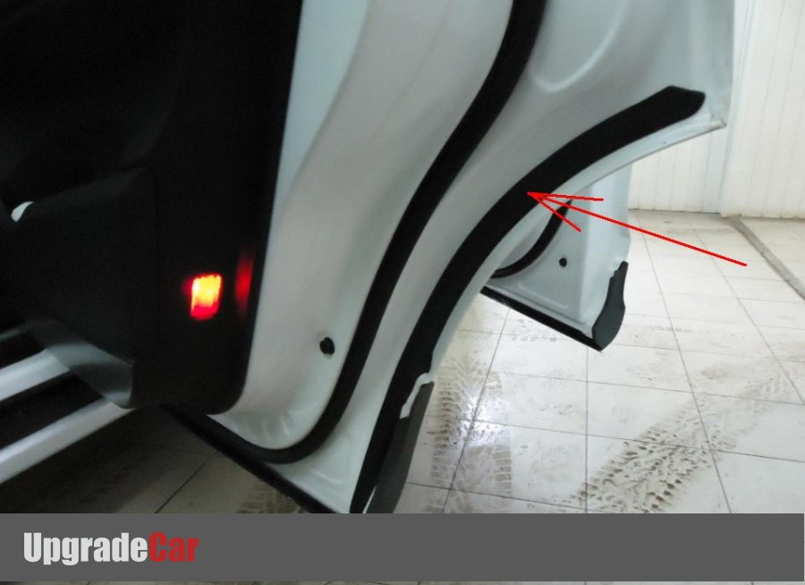 Дверь audi q7. Audi q7 уплотнитель порога. Уплотнитель порога Ауди ку5. Уплотнитель Ауди q5. Уплотнитель дверей Ауди q5.
