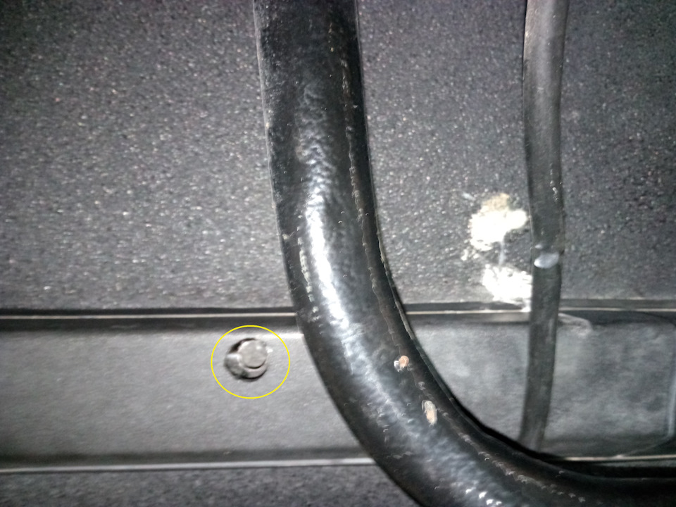 Чтобы загнать провод под металл леера, было решено просверлить дырку тут в пластике на 12, и в железе на 10, толщина трехжильного провода в оплетке 9, но ему еще там сгибаться! — Great Wall Hover