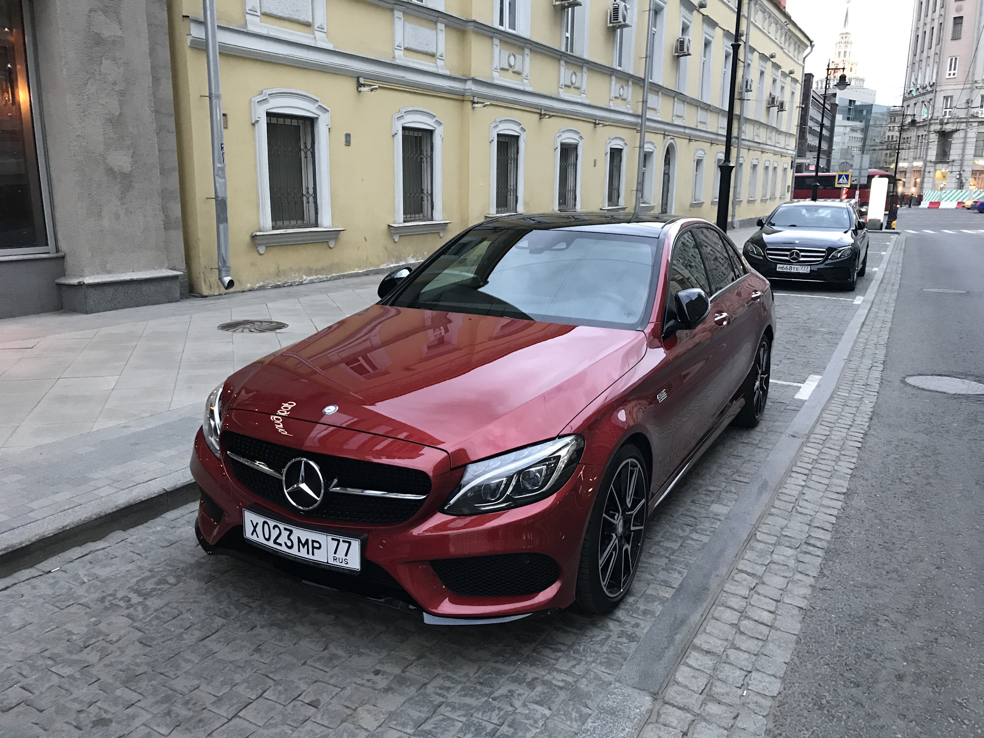 Мерседес 43 AMG красный