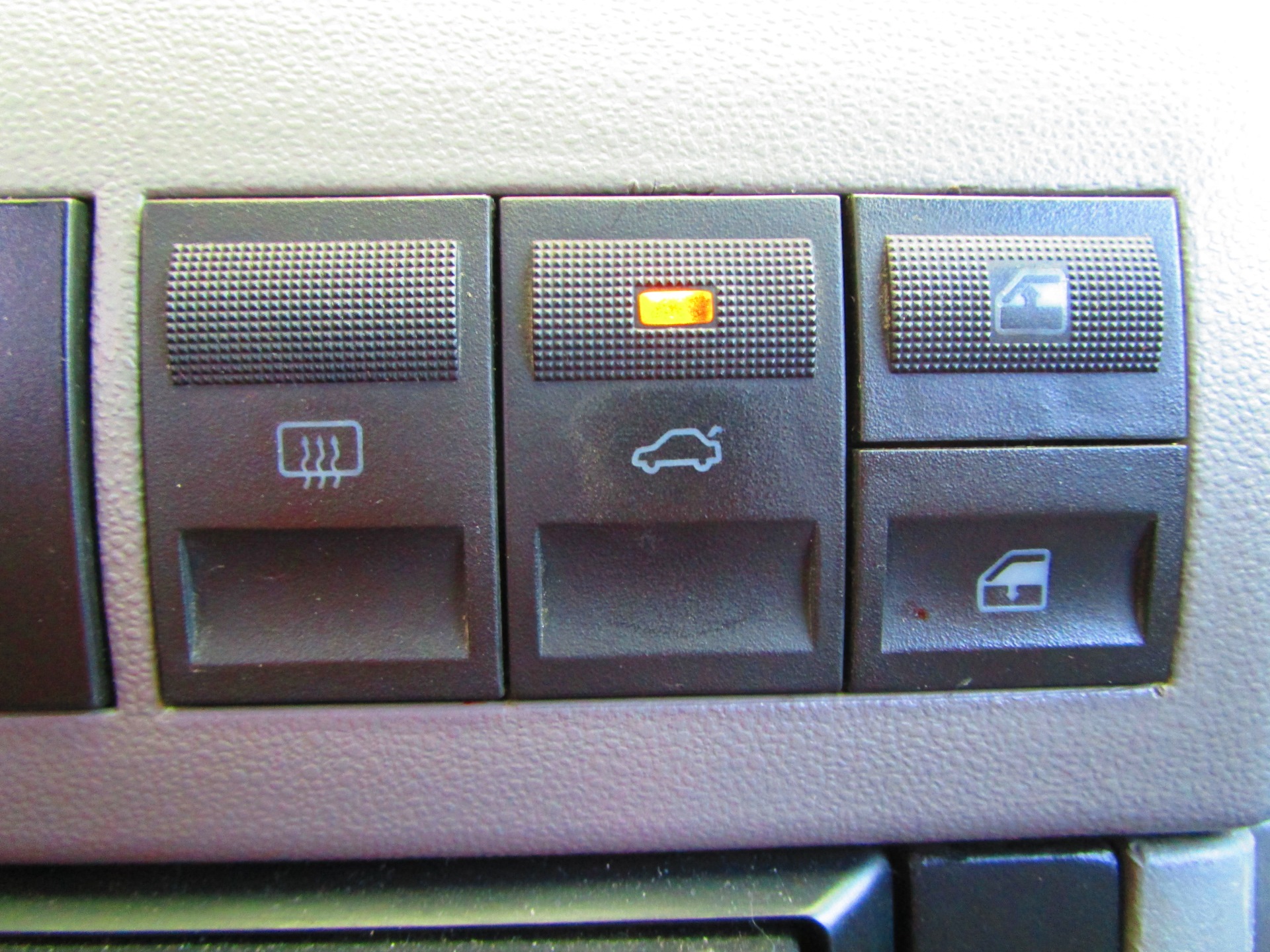 Vw button. Ключ фольксваген террамонт 2018. Фольксваген кнопка внизу волнами р. Старт стоп ауди q3. Фольксваген террамонт ключ.