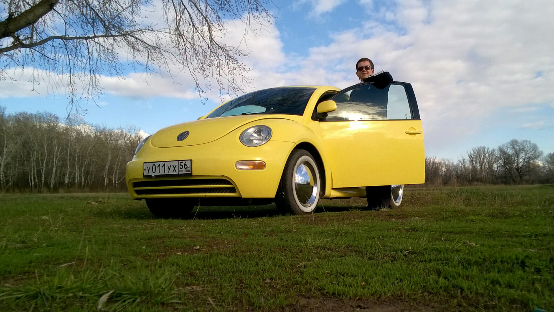 Volkswagen желтый. Фольксваген Нью Битл жёлтый. Желтый Жук автомобиль Фольксваген 2. Машина Beetle желтая. Фольксваген Жук желтый старый.