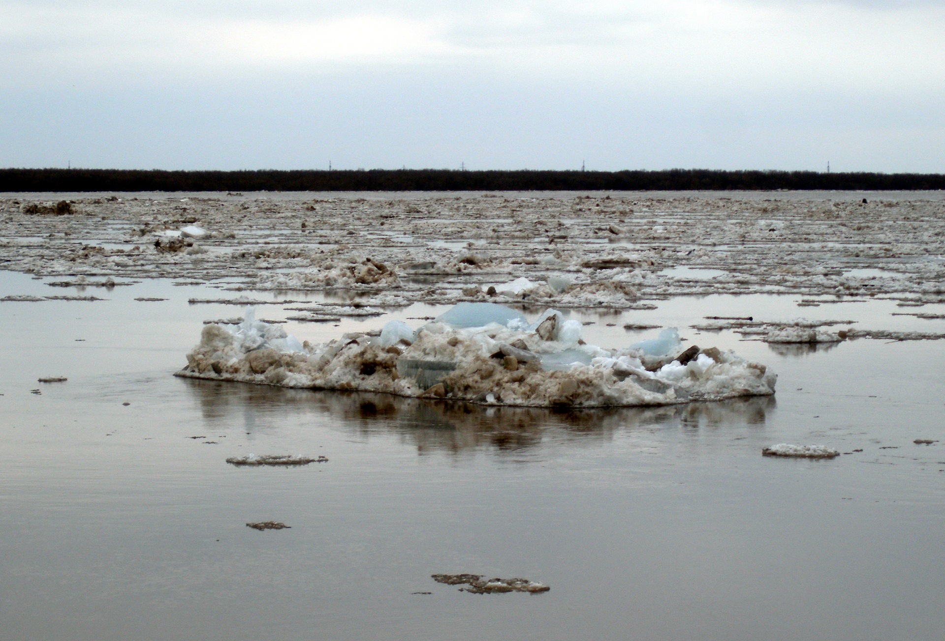 Ледоход на северной двине сегодня. Ледоход на Северной Двине. Ледоход на Северной Двине 2023. Белое озеро ледоход Вологодская область. Ледоход на белом море в Северодвинске.