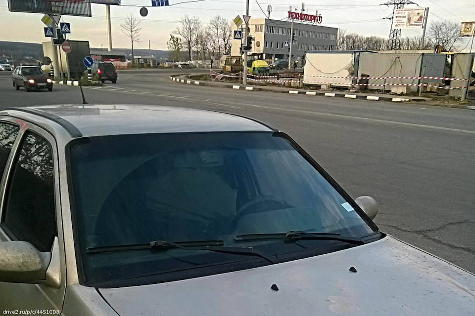 Замена трапеции дэу нексия своими руками. e86998ds 960. Замена трапеции дэу нексия своими руками фото. Замена трапеции дэу нексия своими руками-e86998ds 960. картинка Замена трапеции дэу нексия своими руками. картинка e86998ds 960. Всем доброго вечера! Поздравляю всех с прошедшим 23-февраля, желаю всем оставаться самыми настоящими защитниками для своих близких! А теперь к делу. На праздники приехала матушка моей девушки к нам погостить из Астрахани, я поехал забирать ее из аэропорта. Дело было 21 февраля, на улице была жуткая слякоть, с неба падало что-то не понятное, то ли дождь, то ли снег, то ли все вместе, короче дворники работали как папа-карло с самого начала поездки. Во время дороги обратно из Внуково домой, вдруг дворники зацепились друг за друга и изобразили крест на моей лобовухе. Сразу на обочину, и смотреть, что за дела. В итоге дворник с пассажирской стороны (спасибо, что не с водительской) отказывался работать, он просто гулял вверх-вниз легким движением руки! Ну думаю фортануло, в машине будущая теща возможно, на улице мерзость и дворник с*ка отказывется выполнять свою функцию))) Короче поехал в сторону дома с одним работающим дворником, думая по пути, что же могло случиться. На следующий день начал вскрывать пациента и вытаскивать трапецию, сразу стало видно, что отвалилось крепление трапеции которое идет с поводка стеклоочистителя на моторчик, а пластмассовое посадочное место убито. Причем убито походу тем, что там просто высохла смазка, т.к оно было сухим. И естественно начало разрушаться. Ну и одна втулка очень сильно люфтила. Было принято решение менять трапецию в сборе, т.к один хрен посадочное место я бы никак не смог бы реанимировать. Была бы одна втулка убитая, можно было бы попробовать как-нибудь ее реанимировать, инструкций тут хватает. Вообщем сам процесс по снятию трапеции не буду описывать, информации тут хватает.Артикул деталей которые потребуются:Трапеция оригинал GM — 96931459 (повезло, урвал за 1200 руб).Гайки крепления трапеции — 96186921 и 03446768. Их нужно по любому! Т.к когда будете прикручивать втулки трапеции к корпусу, старые пластмассовые успешно срывают резьбу и просто крутятся, не фиксируя втулки трапеции. Так же подходит рем.комплект от ваз 2108, я такой и купил себе, там гайки металлические.