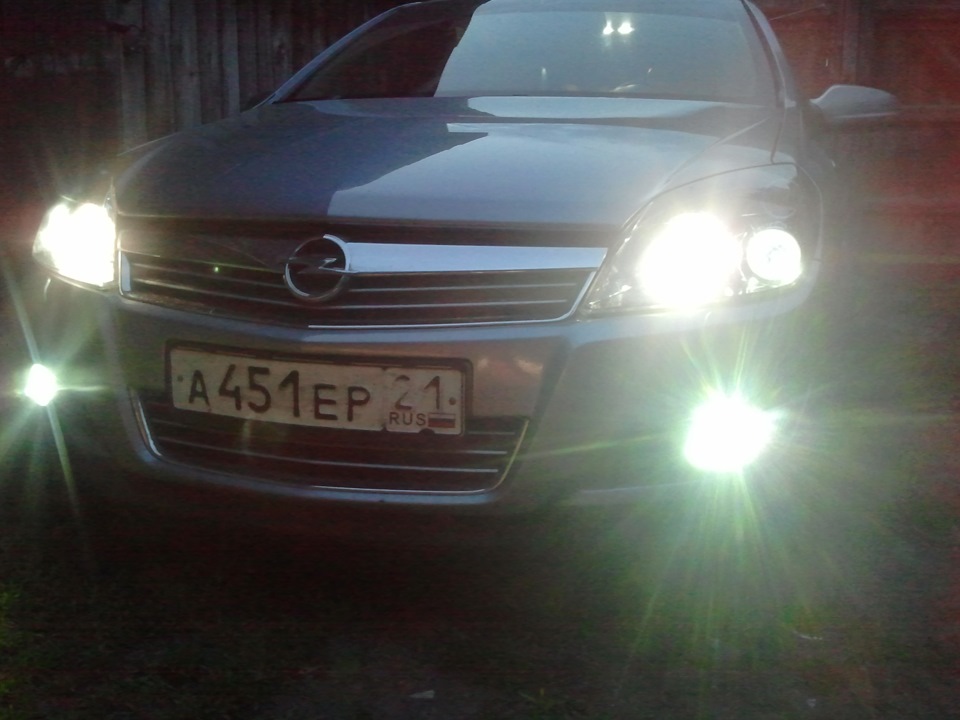 Ксенон в туманках IL-Trade 5000K — Opel Astra H