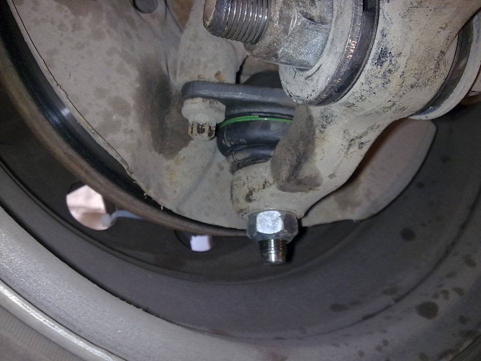 Родные болты из комплекта не стал ставить, т к места под головку не осталось, побоялся пыльник порвать. Нужна головка либо специальная зауженная, либо свою головку точить на наждаке. Поставил звездочки, нормально встали. — Lada Granta