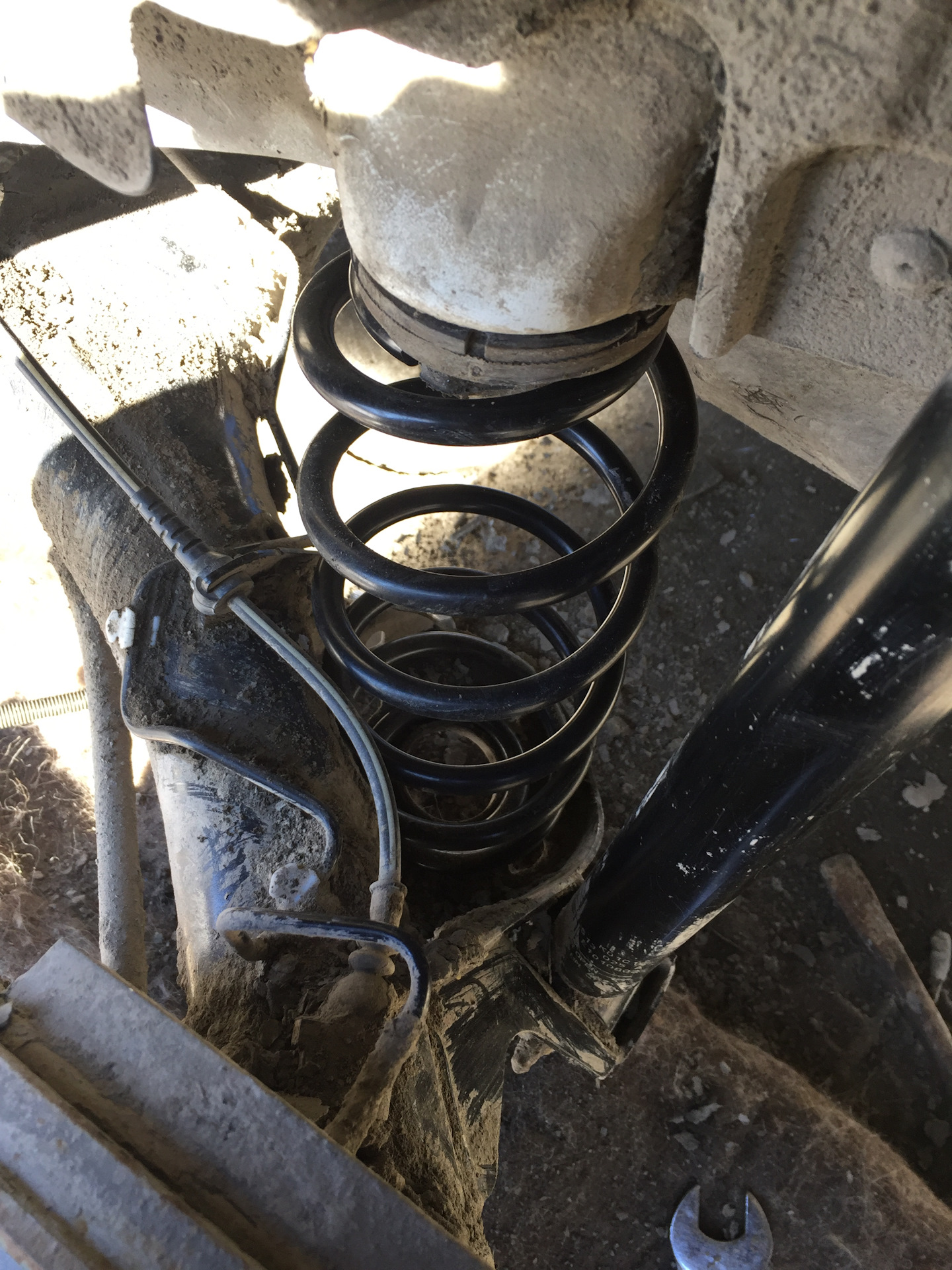 Volkswagen polo задние опоры пружин. замена задних пружин поло. пружина задней подвески фольксваген поло седан. поло седан защита задних пружин. задние опоры пружин поло седан 2013.