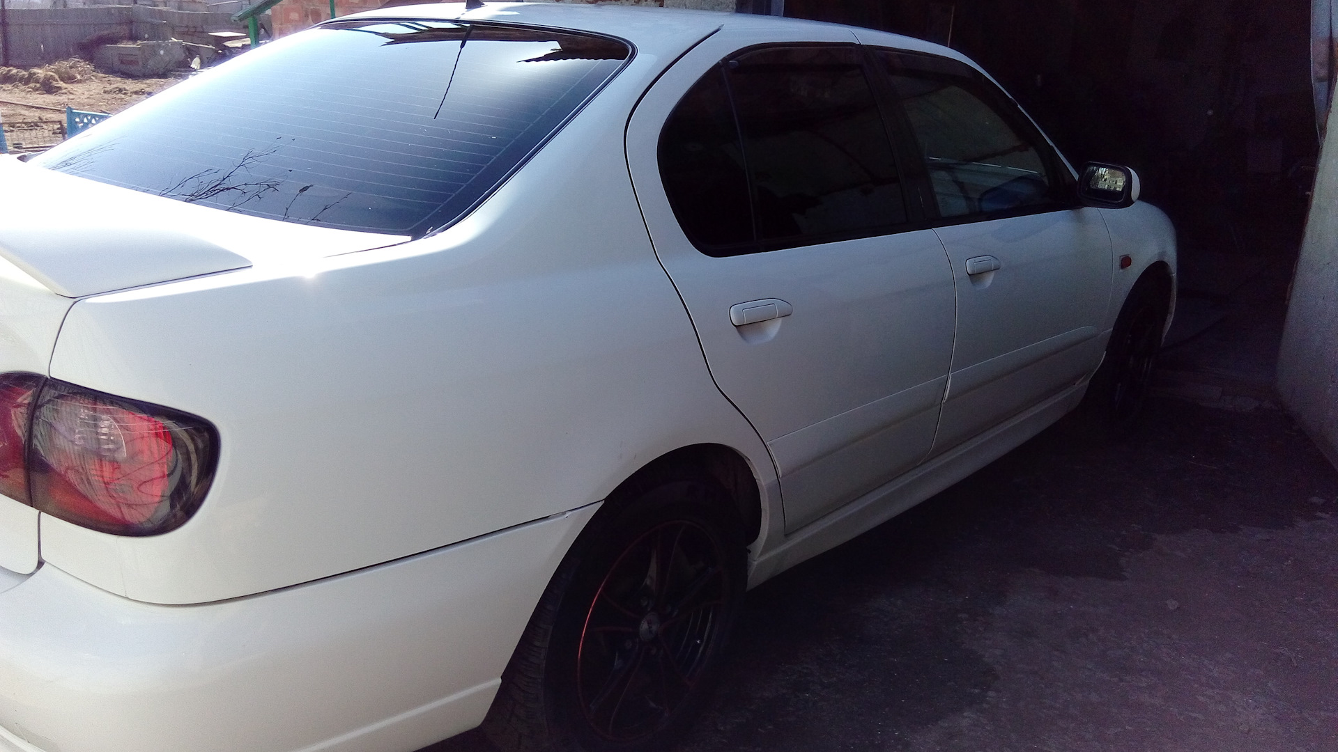 Лобовое ниссан примера р11. Nissan primera p11-144 реснички. Ниссан примера р11 2.0 бензин.