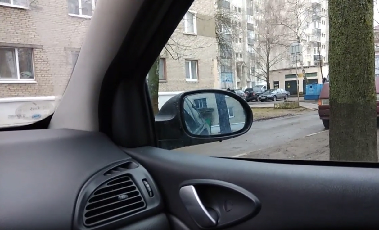 Опускание зеркал при движении задним ходом. Правое зеркало при перестроении. ситроен с5 опускание зеркал при движении задним ходом. круглые зеркала при выезде из парковки.