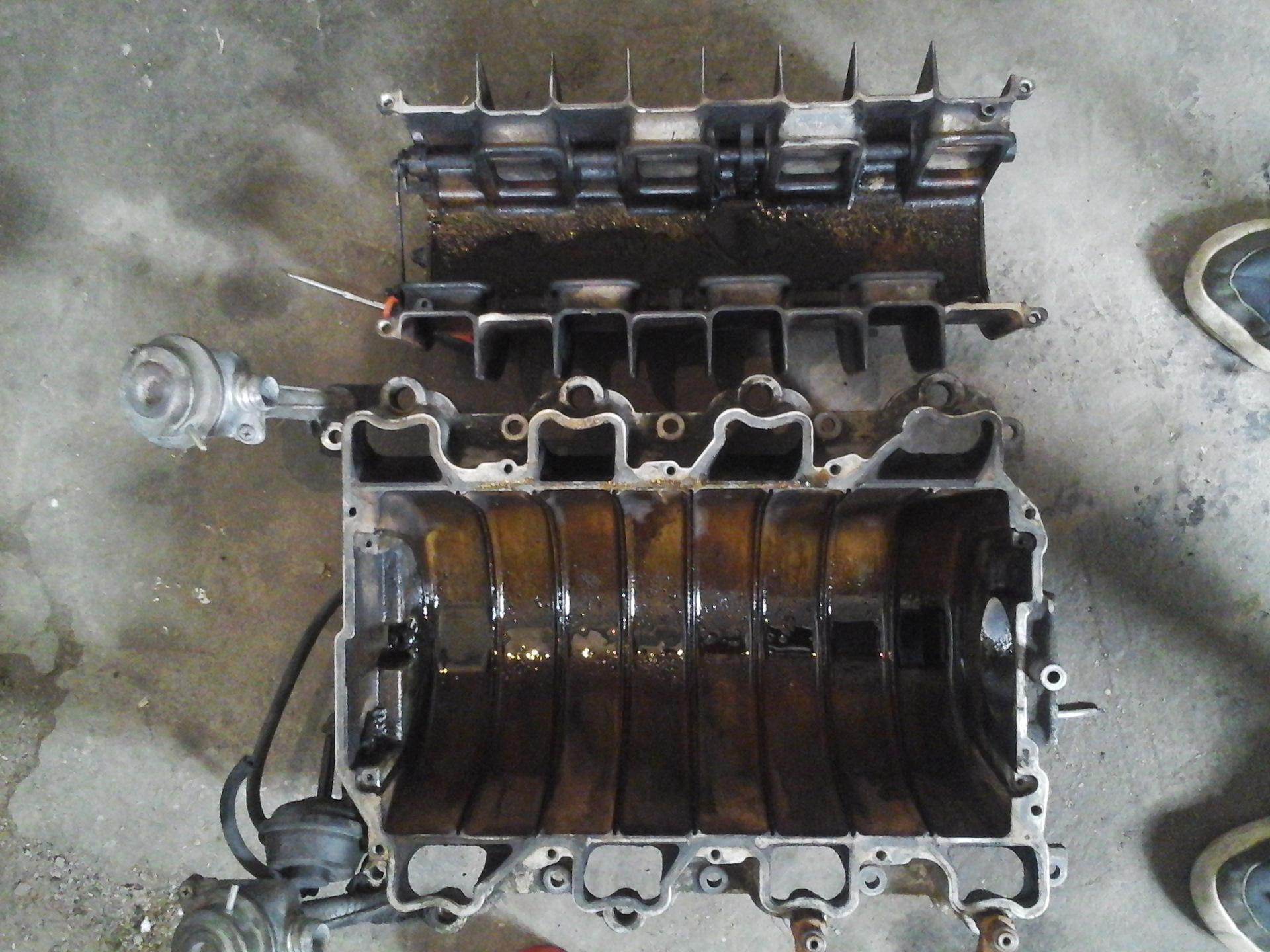 Разборка впускного коллектора. Как снять впускной коллектор ситроен ц кроссер. Впускной коллектор n62. Ауди q7 впускной коллектор заслонки. Впускной коллектор ix35 дизель.