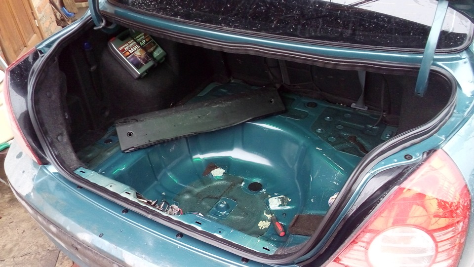 Обогрев багажника. Пол багажника Hyundai Elantra 1.8. Хендай Элантра 2005 багажник. Хендай акцент багажник вода в багажнике. Багажник Хендай Элантра XD.