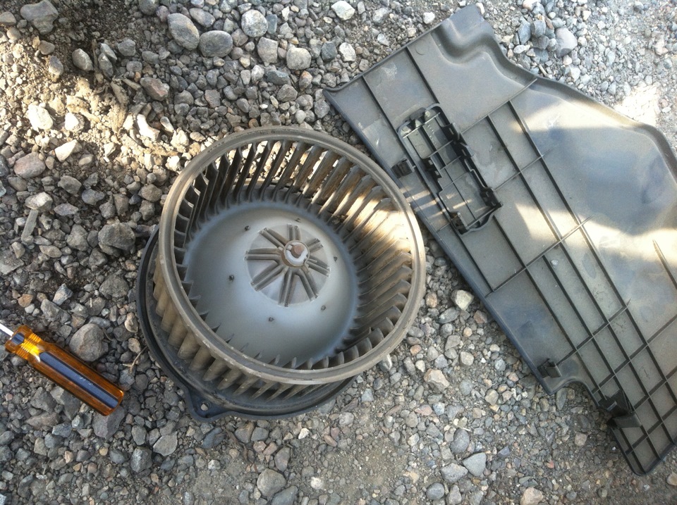 Решил почистить вентилятор печки а то он гудит и как то пыльно всегда ...