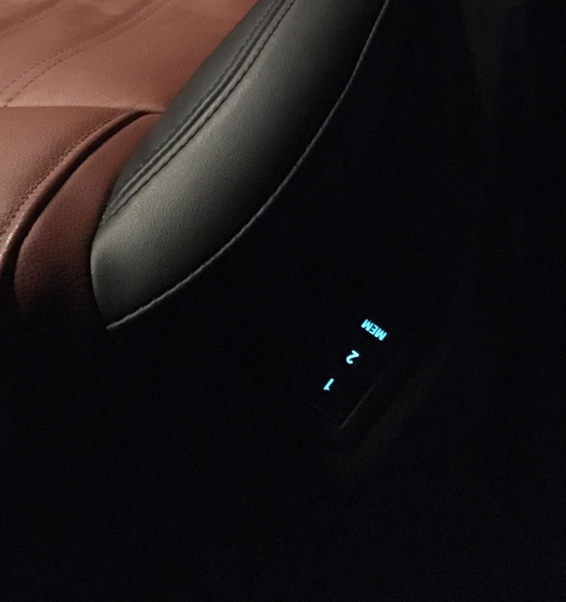 Кнопки памяти сидений. Кнопки памяти сидений Ford Mustang 6. Подсветка кнопки памяти сидений rx300. Подсветка памяти сидений Лексус рх300. Кнопки памяти сидений с подсветкой Пассат б7.